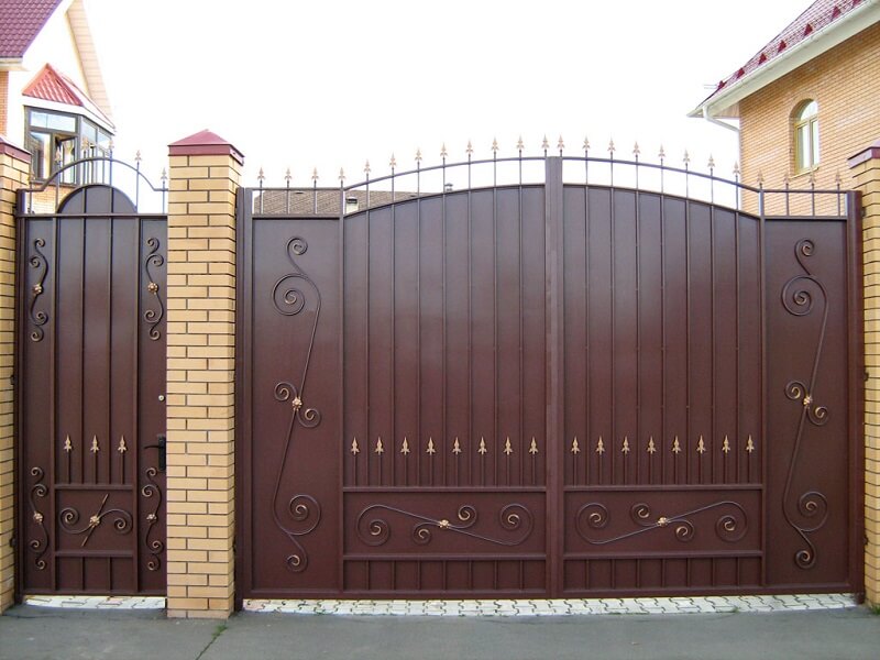 Ворота для частного дома кованые с калиткой
